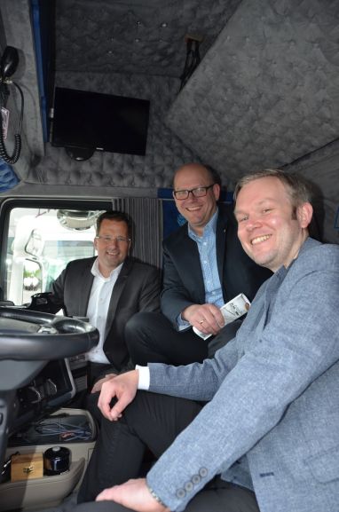 Kai Seefried, Dr. Marco Mohrmann und Sören Wallin im Führerhaus eines LKW