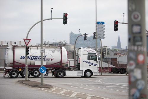 LKW von Weigand-Transporte unterwegs in Hamburg, im Hintergrund die Elbphilharmonie