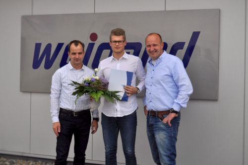 Niklas Nissen nimmt Glückwünsche von Karsten und Stefan Weigand entgegen